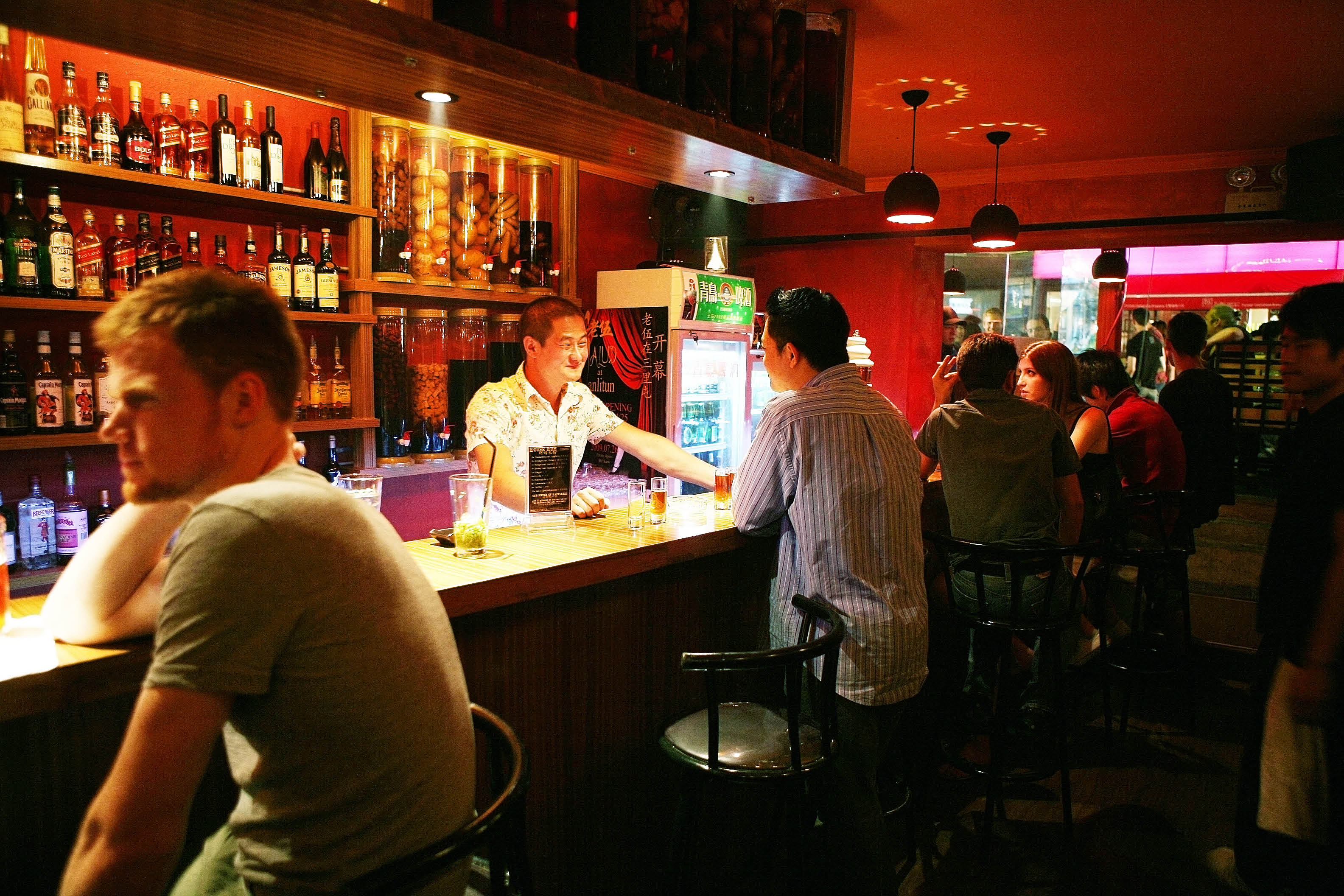 10 Essential Bar Etiquette To Be Your Bartender S Best Guest